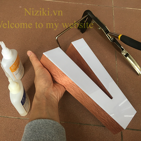 Gáy Nhôm Uốn Chữ 0 Gờ Màu Đồng Xước