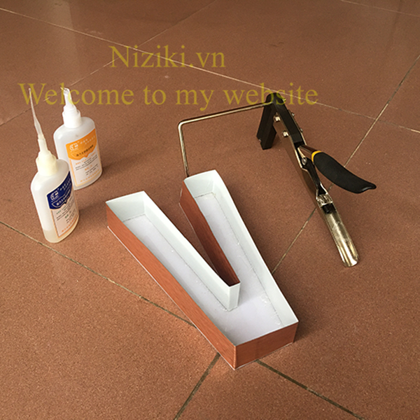 Gáy Nhôm Uốn Chữ 0 Gờ Màu Đồng Xước