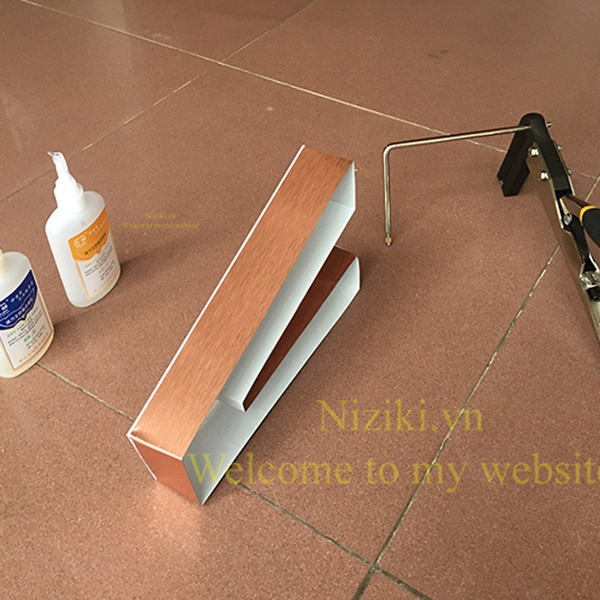 Gáy Nhôm Uốn Chữ 0 Gờ Màu Đồng Xước