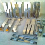 Gáy Chân Chữ Inox 201 Bạc Gương