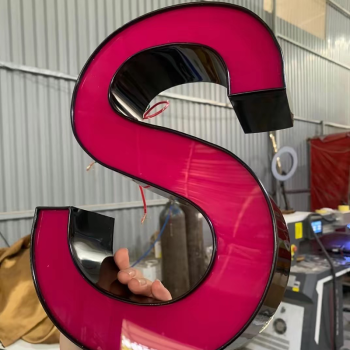 Gáy nhôm 1 gờ uốn chữ nổi là gì ? cấu tạo, ứng dụng và cách thi công