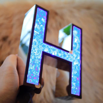 Biển quảng cáo là gì ? Những mẫu biển quảng cáo sử dụng hạt xuyên sáng acrylic tạo điểm nhấn thu hút khách hàng